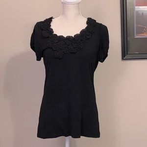 Black short sleeve tee.